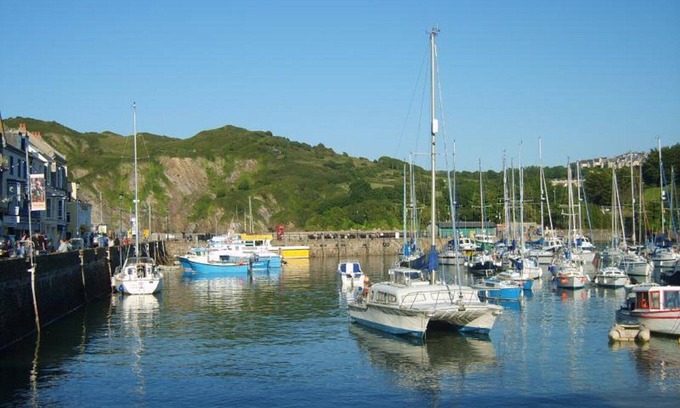 Hele House | Spacious townhouse - a short walk to harbour, beaches, shops and restaurants