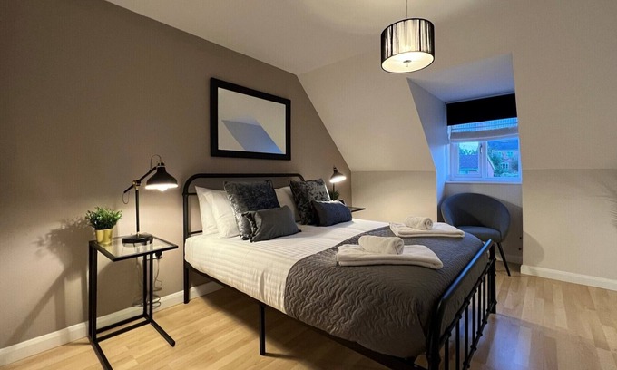 Telford House | Spacious Townhouse with Parking