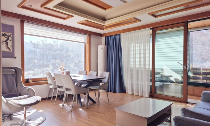 Yongin Villa | Spacious Tranquil Mountain Sunset View in Yongin-si, AC, Movie-projector, WiFi