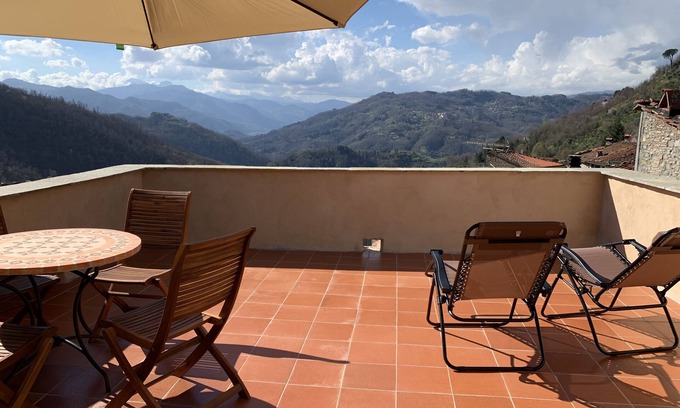 Benabbio House | Spacious Tuscan townhouse with large roof terrace
