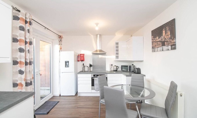 Brierley Hill House | Spacious two bed house with parking and garden