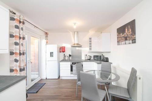Brierley Hill House | Spacious two bed house with parking and garden