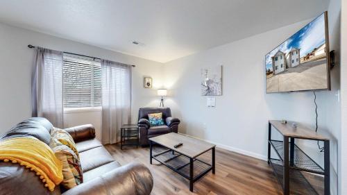 Brighton Apartment | Spacious two bedroom apartment near DIA