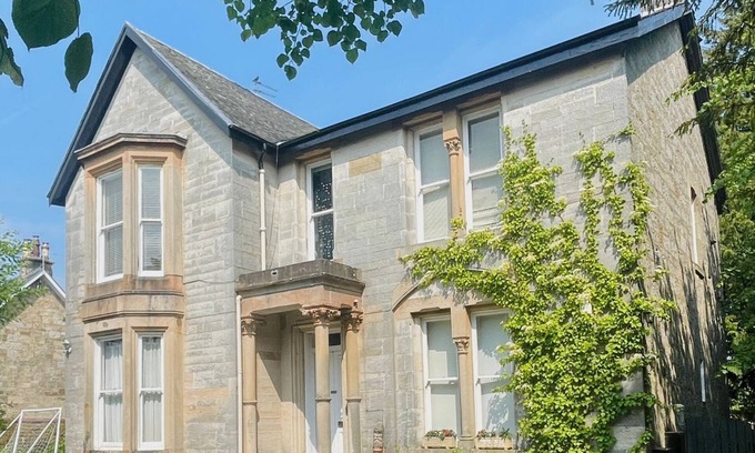 Bishopton Apartment | Spacious Upper Villa Apartment near Glasgow, close to Marr Hall & Ingliston