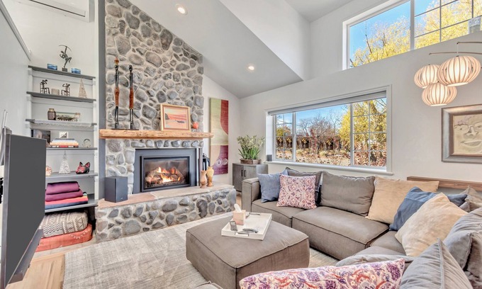 Olympus Cove House | Spacious Upscale 6 bdrm w/Fireplace Close to Ski Resorts