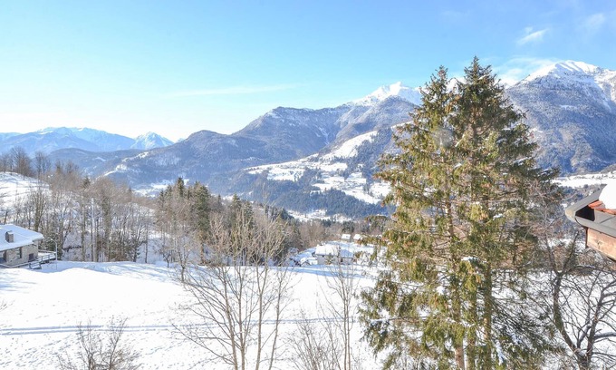 Ovaro Apartment | Spacious vacation apartment with mountain panorama in a quiet location.