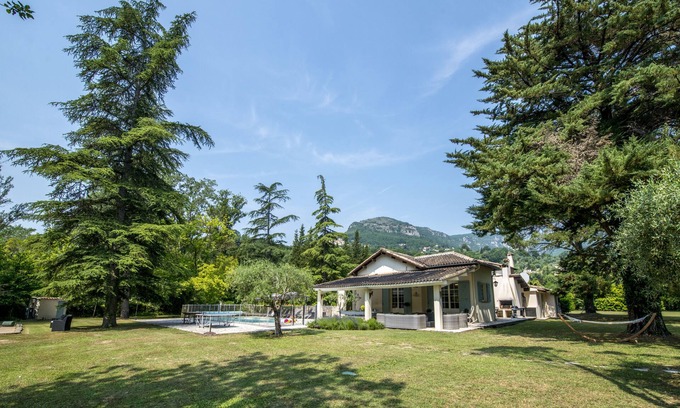 Le Bar-sur-Loup Villa | Spacious villa in Tourrettes-sur-Loup with Private Lake access