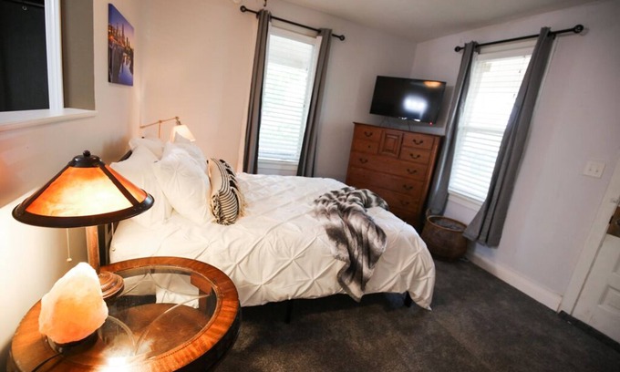 Northeast Minneapolis Arts District Apartment | Spacious Victorian 3BR Long Stays by Lux Life