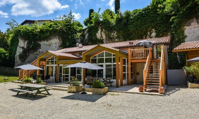 Aubeterre-sur-Dronne Villa | Spacious villa in Aubeterre-sur-Dronne with Private Garden