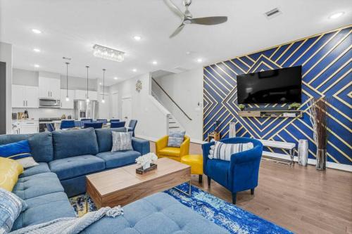 South Central Houston House | Spacious Villa 3BR 3 and half Ba MedCenter DWNTWN HotTub