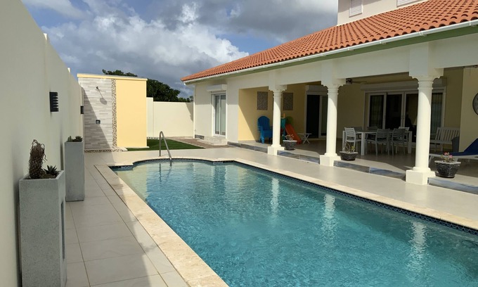 Boroncana Villa | Spacious Villa in Rooi Santo, minutes away from white sandy beaches