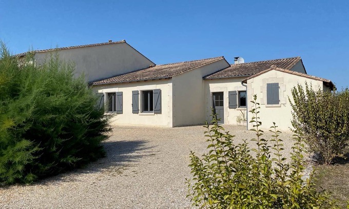 Chalais Villa | Spacious villa Le Charme with heated pool, 4 bedrooms, Airco & WiFi