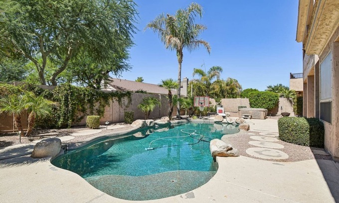Arabian Crest Villa | Spacious Villa w/Heated Pool & Jacuzzi Sleeps 14