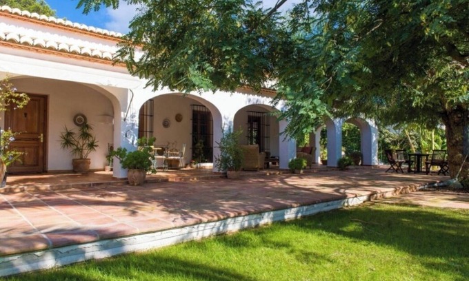 El Tosalet Villa | Spacious villa with pool and large garden near beach and restaurants