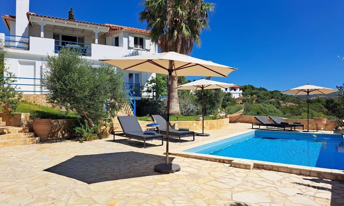 Grizokambos House | Spacious villa with pool in Lachanada above the picturesque Finikounda Bay, Pelo