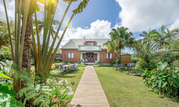 Les Avirons Cottage | Spacious villa with garden, fireplace, and pool table, 5 bedrooms for 10 people.