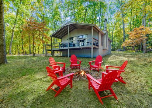 Sleepy Hollow House | Spacious w Hot Tub, Fire Pit, Deck, Grill and WiFi