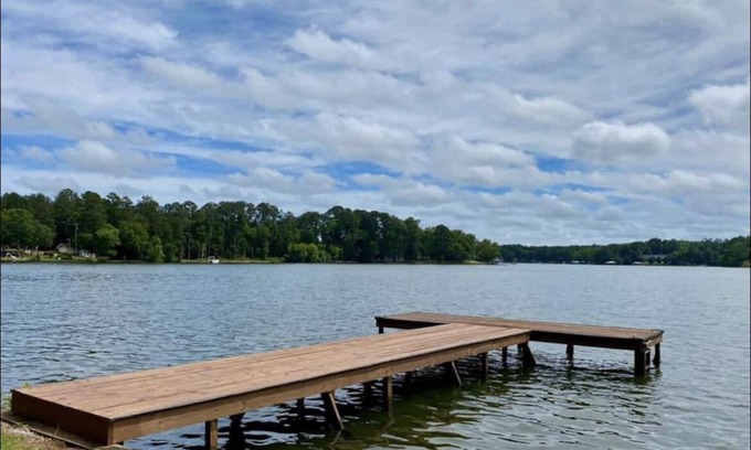Covington House | Spacious waterfront home on Jackson Lake.