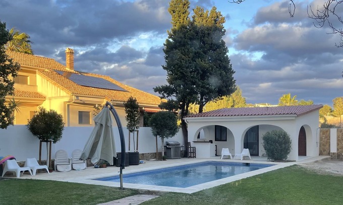L'Eliana Ski Chalet | Spanish Villa With Guest Room & Pool House