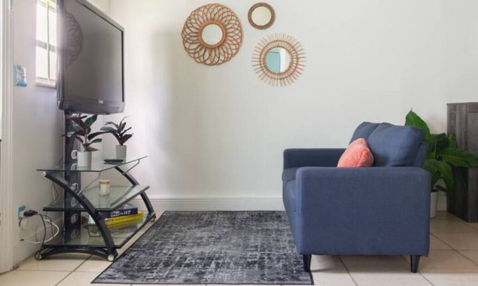 Seybold Apartment | Sparkling Clean, cozy Guesthouse 3 minutes to Wynwood & Art District