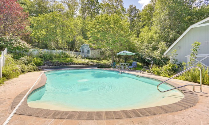 Sparrow Bush House | Sparrow Bush Retreat w/Pool & Screened Porch