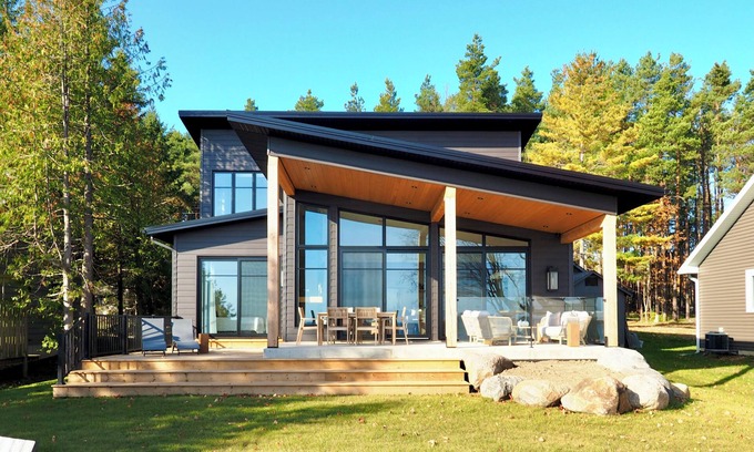 Meaford Cottage | Sparrow Cottage on the Bay — Modern Waterfront Retreat in Meaford, Ontario