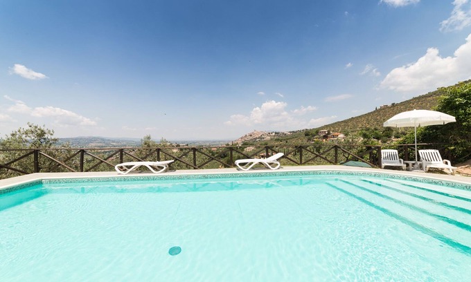 Bovara House | Spaziosa Casa con Piscina a 20 Minuti di Auto dal Centro Storico di Assisi