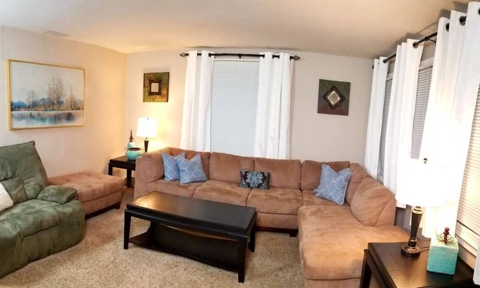 Des Peres House | Special Mar pricing! ~Great location book now~ T