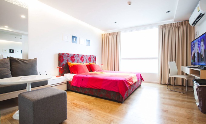 Khlong Toei Nuea Apartment | Specious new Studio, 5 min. walk to BTS skytrain Free FAST WiFi, Cntr of BKK