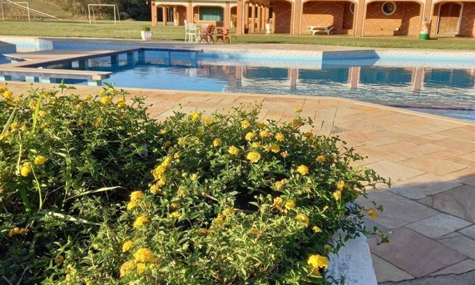 Cabreuva House | Spectacular site - 10 suites - Shallow-edge pool, ballroom and lake