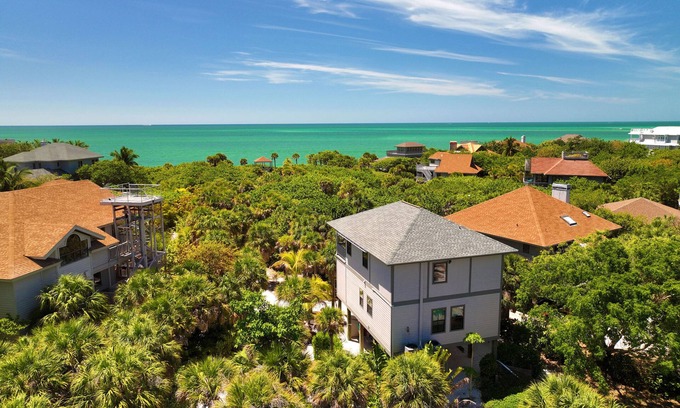 Safety Harbor Club House | Spectacular beach front views with a short walk to members only beach