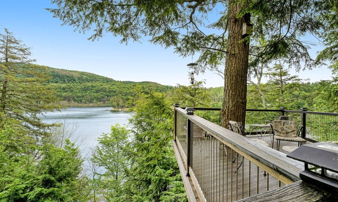 Hubbardton House | Spectacular dog-friendly lakefront house with washer/dryer & fast WiFi