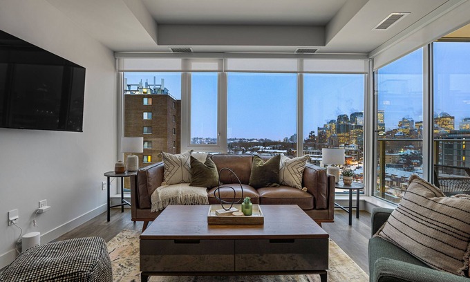 Hillhurst Condo | Spectacular Downtown Views w/Prkg & Cable