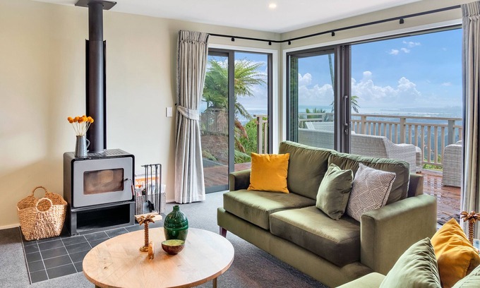 Waiatarua House | Spectacular Hilltop Retreat near Piha