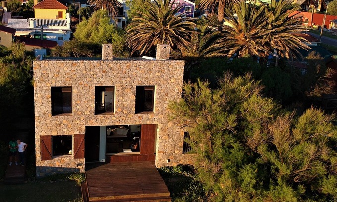 Las Flores House | Spectacular house directly on the sea