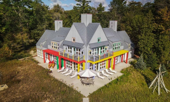 Oostburg House | Spectacular Lake Michigan house just steps to the water