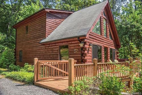 Marion House | Spectacular Log Cabin Home 45 minutes to Asheville