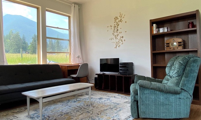 Proctor Cabin | Spectacular Mountain View Cabin by Kootenay Lake