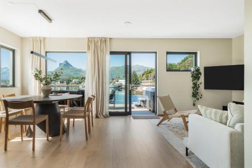 Svolvaer House | Spectacular mountain views with fireplace and jacuzzi
