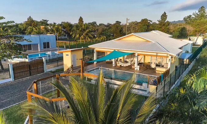 Omoa House | Spectacular oceanfront home