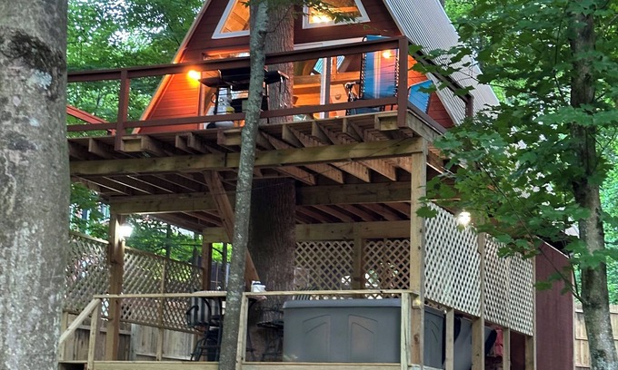 Hopewell Cabin | Spectacular riverfront treehouse, relaxing, swimming, paddling, and fishing.