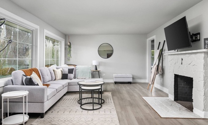 Cedar Hills House | Spectacular Single Level Estate, Pet Friendly, Huge Fully Fenced Backyard, Covered Patio, Game Room