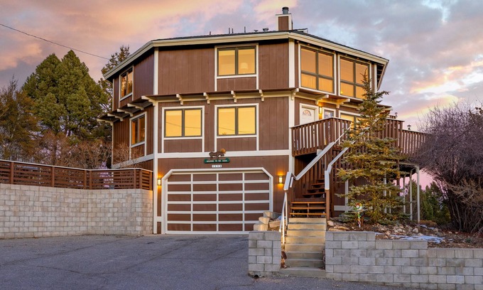 Whispering Forest House | Spectacular views-5- cars easily. pool table and brand new hot tub.