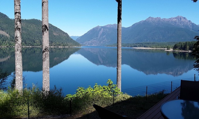 Hoodsport House | Spectacular Views from every roomnRight on the Lake with Dock & Kayaksn