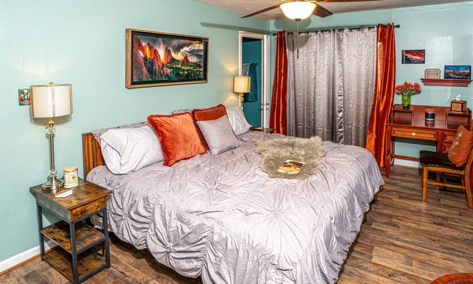 Speedway House | Speedway Pit Stop Bungalow in the heart of Speedway. Walk to IMS, & Restaurants