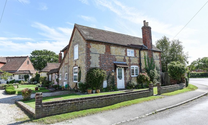 Birdham Cottage | Spence Cottage, Birdham - a cottage that sleeps 5 guests in 2 bedrooms