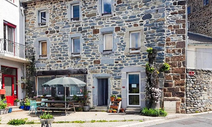 Les Estables Apartment | Spend a quiet and at the same time active vacation in this pleasant vacation apartment.