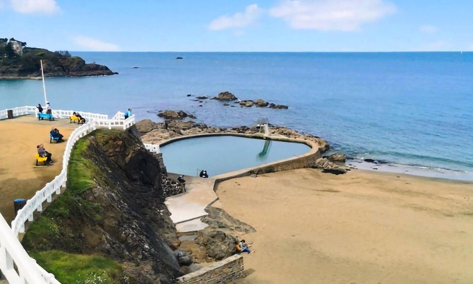 La Meaugon House | Spend a relaxing time in the beautifully located cottage.