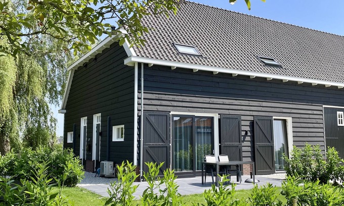 Wemeldinge House | Spend the night comfortably in an attractive and modern Zeeland farm.