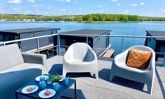 Middelaar Boat Rental | Spend the night in harbour lodge in Limburg